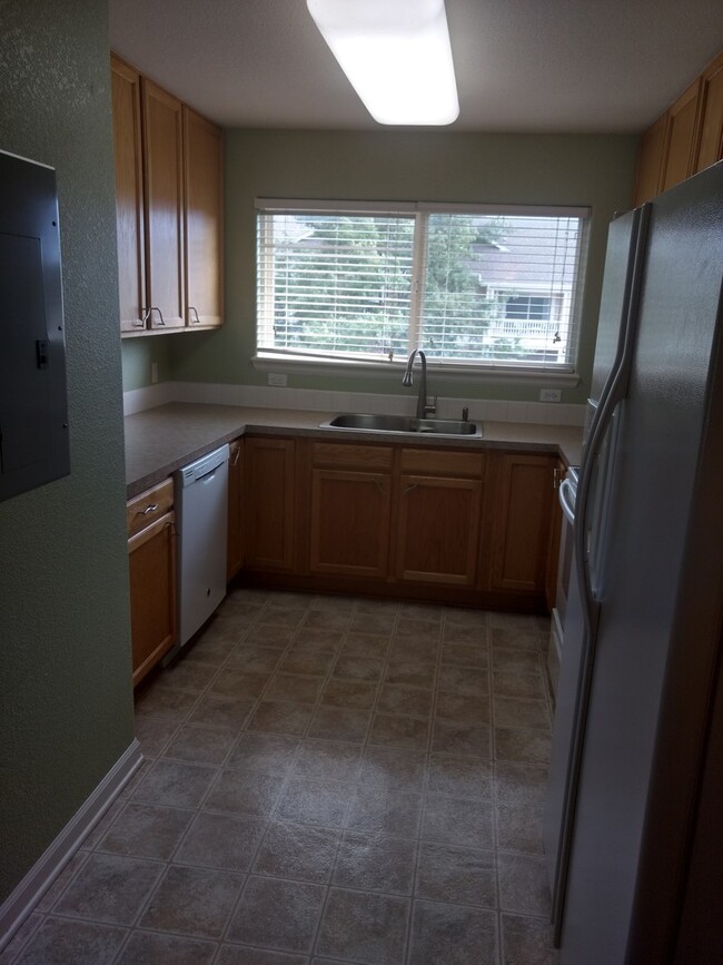 Building Photo - Inviting 2 Bedroom 2 Bath Top Floor Condo - Available August 10!