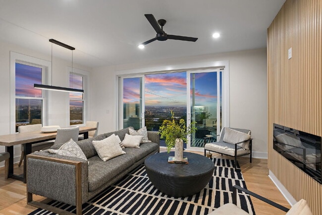 Building Photo - "Spacious 4-Bed, 4-Bath Gem in Nashville -...