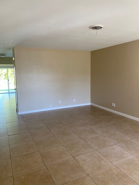 Building Photo - 1765 NE 45th St