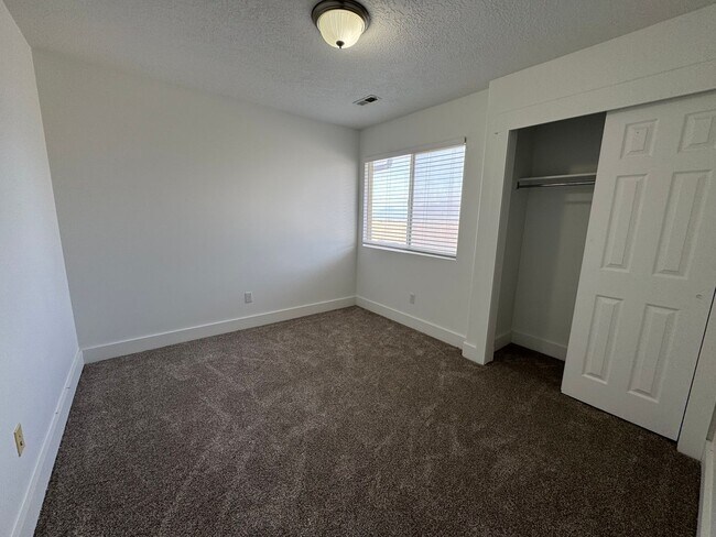 Building Photo - Amazing Riverton Townhome in Aspen Springs!