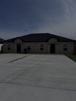 Building Photo - 2421 N Valley Cir
