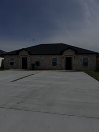 Building Photo - 2421 N Valley Cir