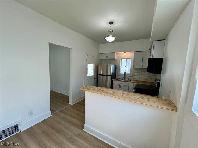 Building Photo - 117 W 29th St