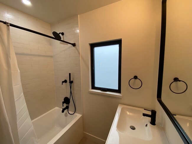 Building Photo - Cute, central, fully remodeled 2 bedroom home