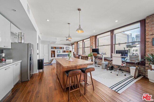 Building Photo - 460 S Spring St
