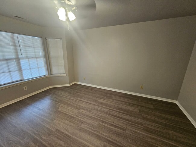 Building Photo - Nice 4 bedroom 1.5 bath home close to U of A and I-49