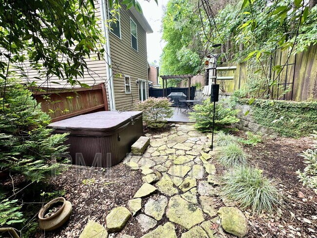 Building Photo - 121 Park Ridge Way