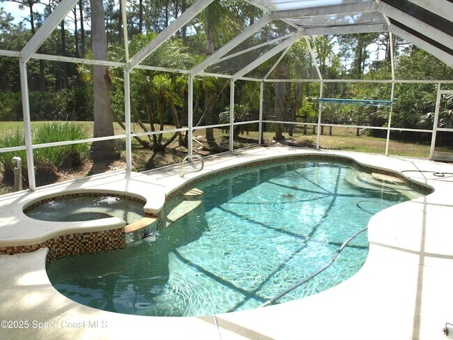 Building Photo - 4566 Serna Ave