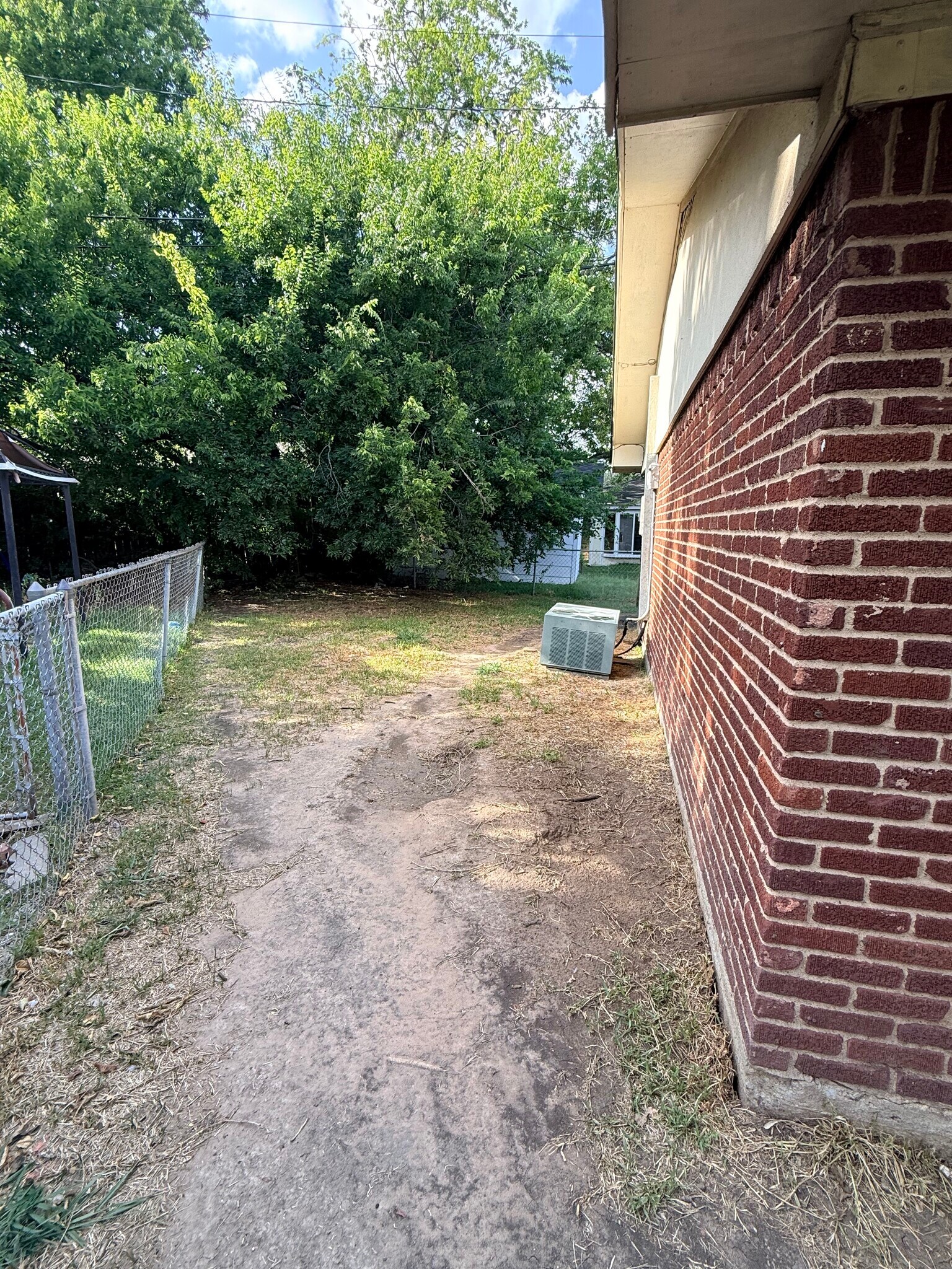 Building Photo - 5202 Hilltop Dr