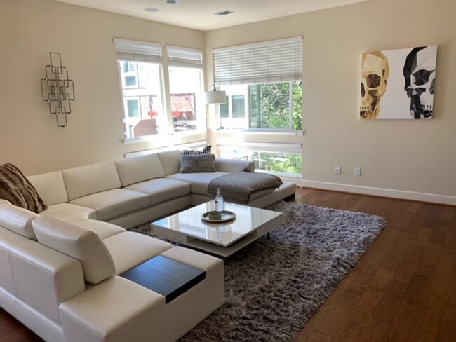 Building Photo - Gorgeous, Luxury, Walkable Town Home in th...