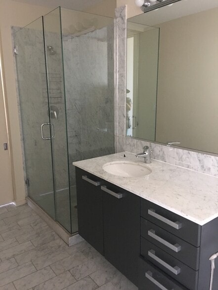 Building Photo - 550 N Saint Clair St