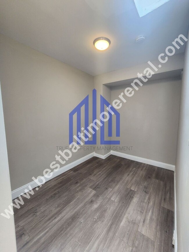 Building Photo - Spacious 3 Bedroom in East Baltimore