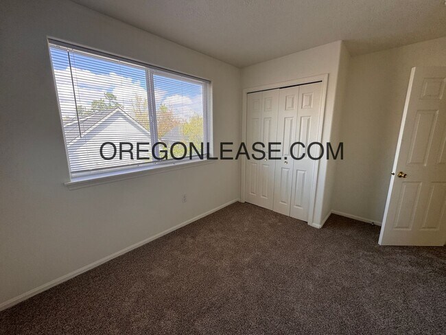 Building Photo - Newly remodeled 3 bedroom townhouse in Springfield