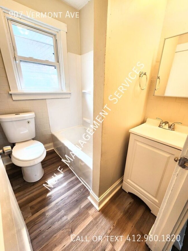 Building Photo - 907 Vermont Ave