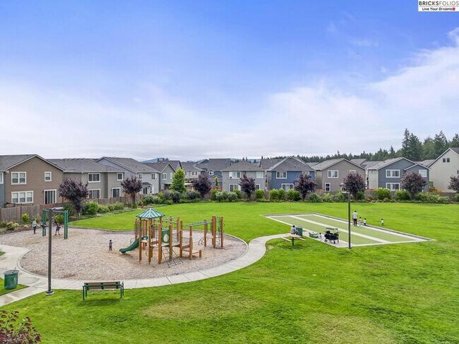 Building Photo - Puyallup Gem: Comfort and Style Combined!