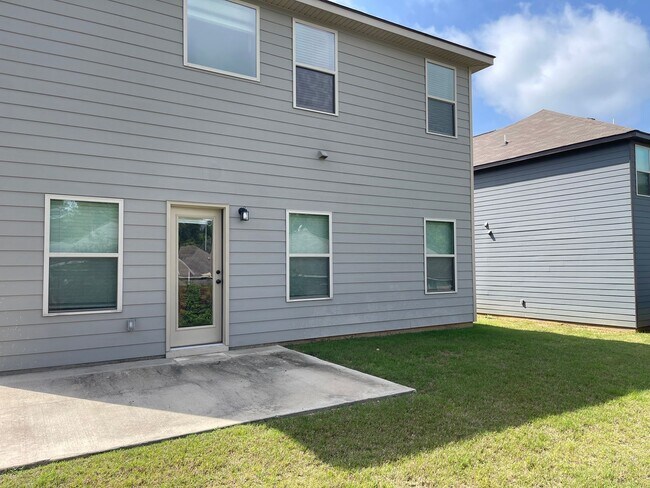 Building Photo - Spacious, Stylish, and Ready for You!