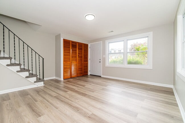 Building Photo - Three Bedroom house in Parkville