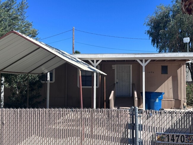 Building Photo - 2br 1Ba Manufactured Home with large Patio Front/Rear yard plus garden area