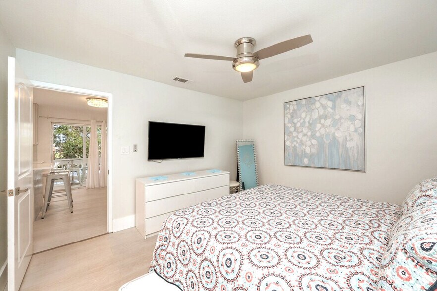Building Photo - 4000 Gulf Terrace Dr