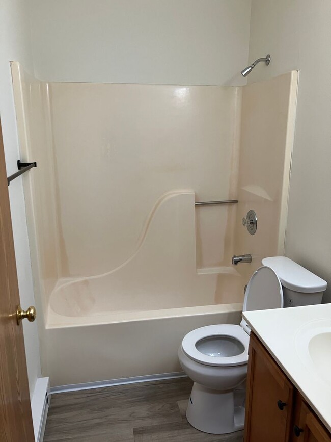Building Photo - Ranch Style - Remodeled 2 Bedroom, 1 Bath ...