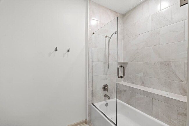 Building Photo - 914 7th Ave N