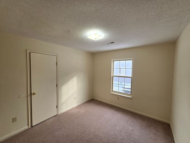 Building Photo - 2 Bedroom duplex - CANNOT APPLY UNTIL YOU ...