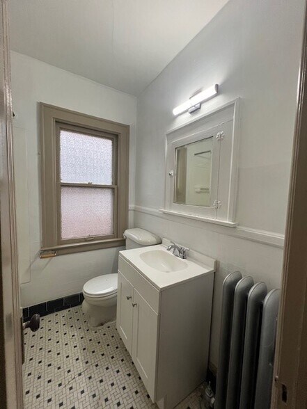 Building Photo - 825 Beaconsfield Ave