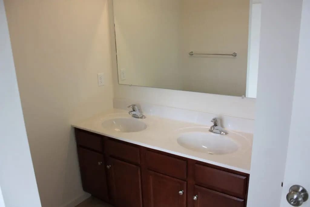 Building Photo - 760 Oak Leaf Ln