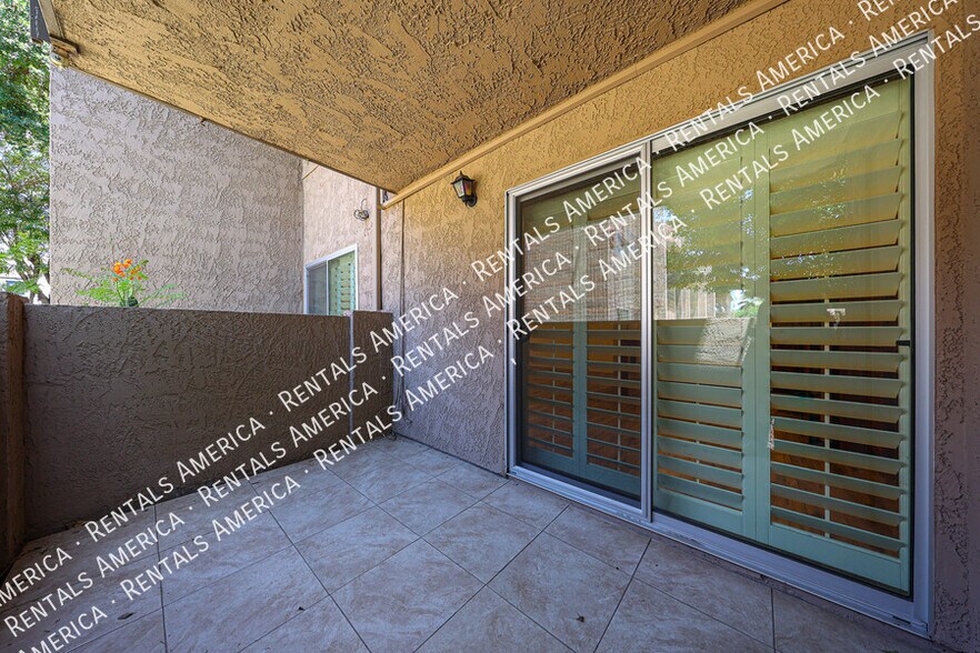 Building Photo - 5525 E Thomas Rd