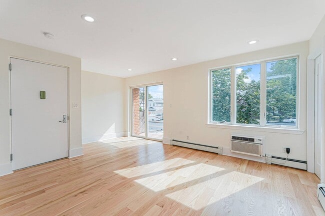 Building Photo - 2022 E 53rd St