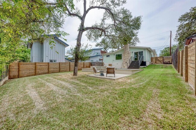 Building Photo - 1703 Hillcrest Ln