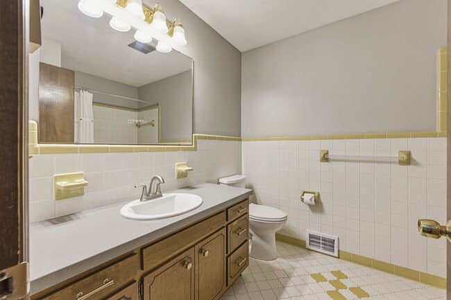 Building Photo - 3 bedroom 2 bath home located just off Grantline Rd.