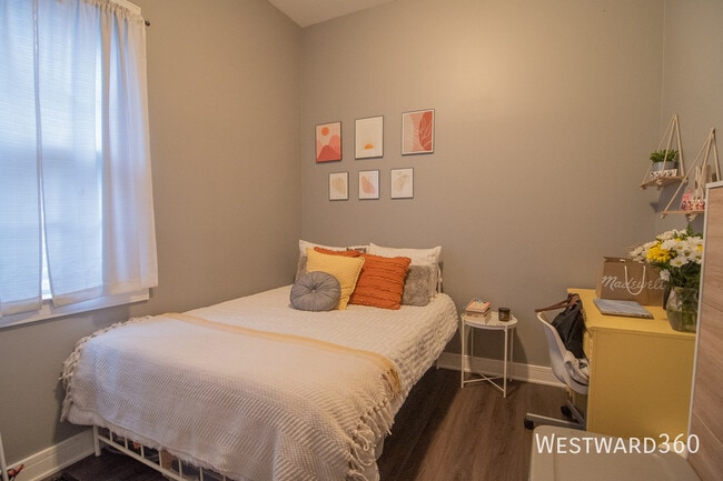 Building Photo - 2733 N Wayne Ave