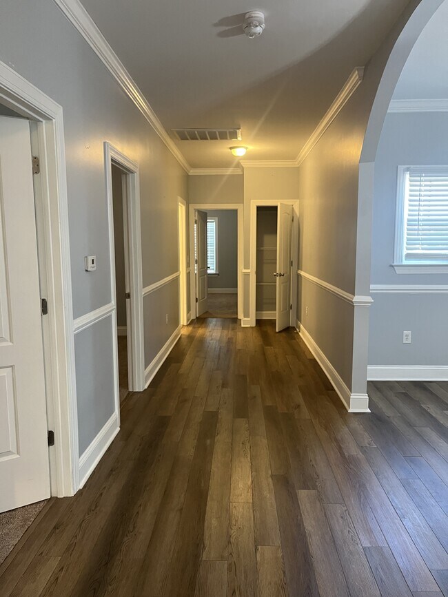 Building Photo - 2703 E Surrey Dr