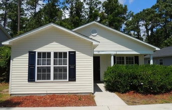 Building Photo - 3 Bedroom, 2 Bath House Available Now on Hillsdale Drive