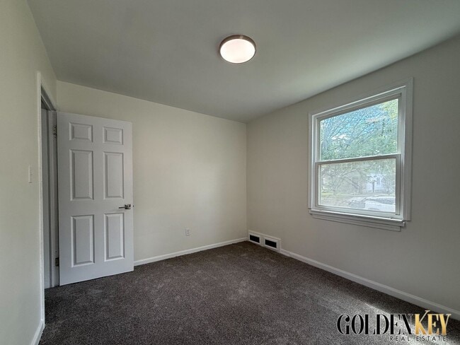 Building Photo - Updated 2 Bed 1 Bath on Detroit's Westside