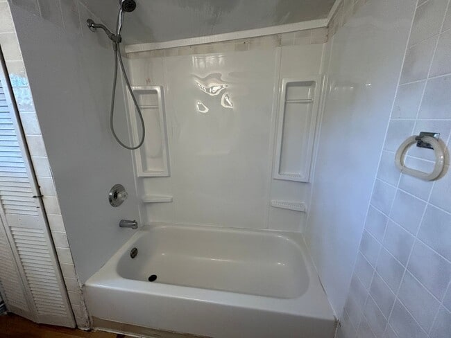 Building Photo - 2 Bed 1 Bath Large House with Fenced Yard and Washer Dryer Hookups