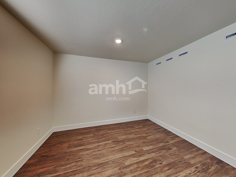 Building Photo - 9366 Wabash St