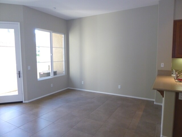 Building Photo - Beautiful 2 Bed 2.5 Bath Condo in San Marcos