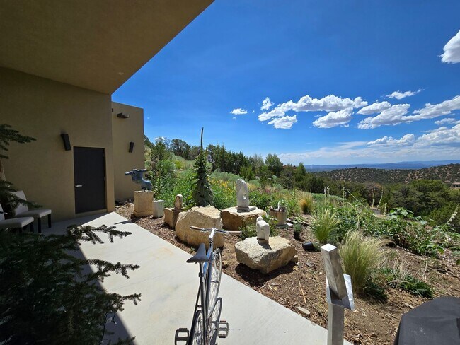 Building Photo - 2618 Summit Ct