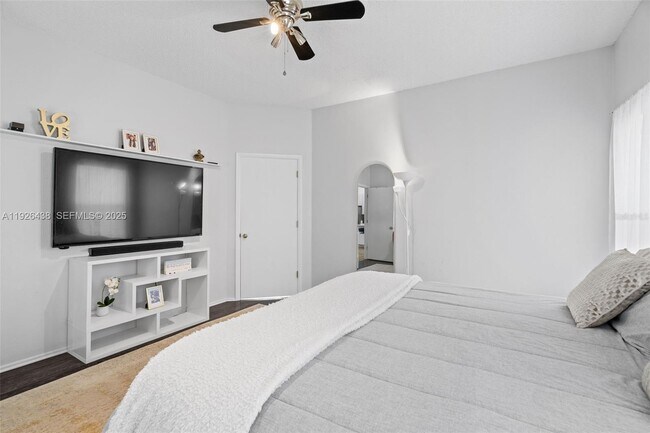 Building Photo - 128 Emeraldview Ave