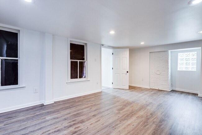 Building Photo - 955 E Warrington Ave