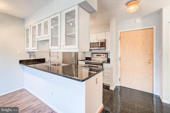 Primary Photo - 2111 Wisconsin Ave NW