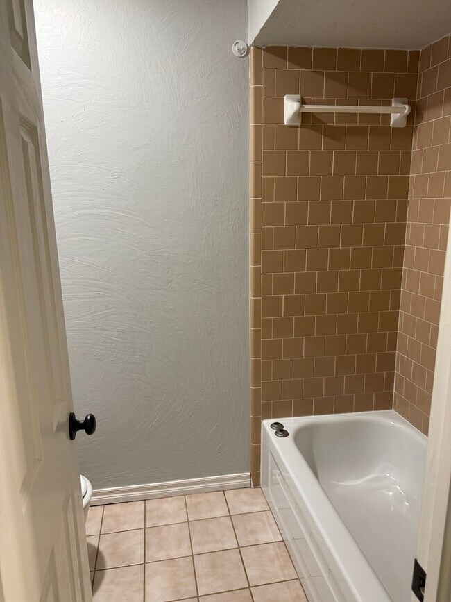 Building Photo - Charming Corner-Lot Duplex in the Heart of Yukon – Available Now!