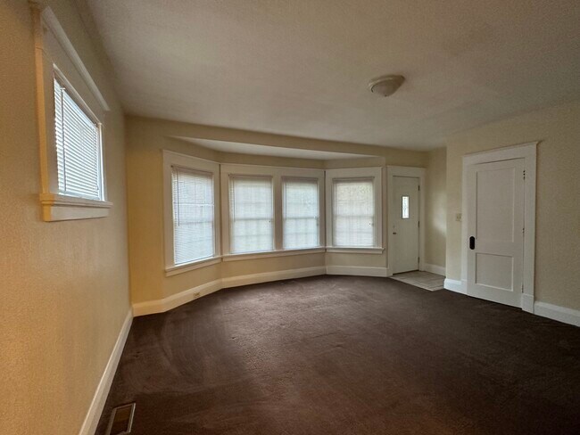 Building Photo - Two bedroom duplex West Toledo