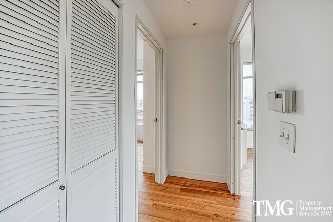 Building Photo - Top-Floor 2BD/2BA Condo w/ Stunning Park Views & Utilities Included