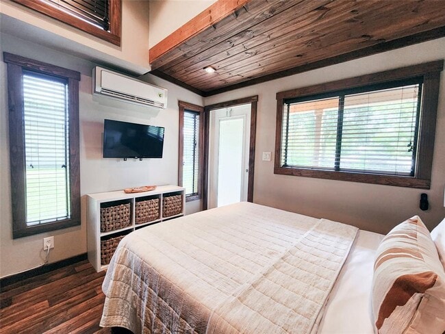 Building Photo - 300 Park Ave