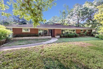 Building Photo - "Charming 3-Bedroom Oasis with 2 Full Baths – Spacious 2,295 Sq Ft Home in Charlotte's Heart!"