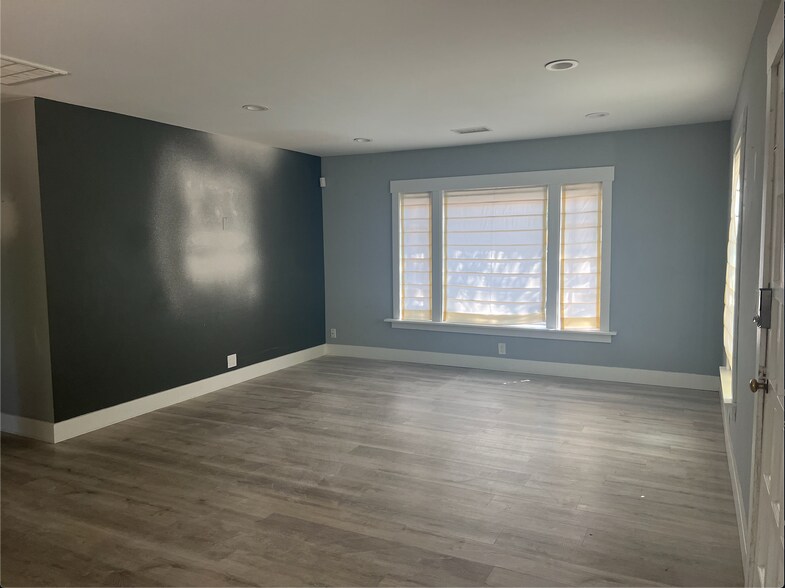 Building Photo - 2802 W 45th St