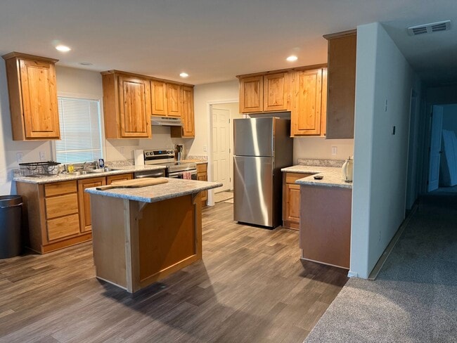 Building Photo - Brand new home, short or mid term rental, furnished or unfurnished!